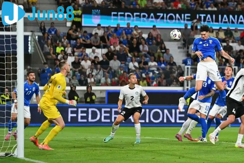 Chiến thắng áp đảo giúp Ý nuôi hy vọng cạnh tranh tấm vé quý giá đến WC. (Ảnh: New Straits Times) Chiến thắng áp đảo giúp Ý nuôi hy vọng cạnh tranh tấm vé quý giá đến WC. (Ảnh: New Straits Times)