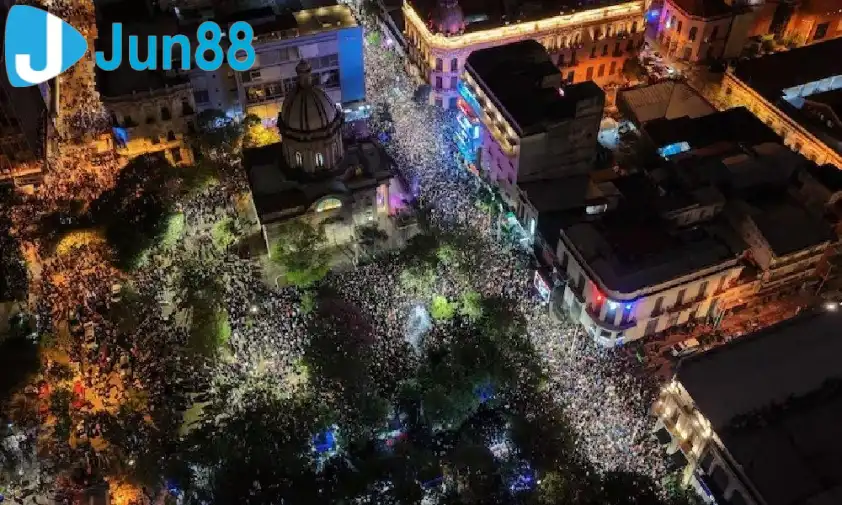 Tiếng hò reo vang vọng xuyên suốt ngày đêm vì niềm vui có mặt tại sân chơi bóng đá hấp dẫn nhất hành tinh. (Ảnh: Nền tảng X) Tiếng hò reo vang vọng xuyên suốt ngày đêm vì niềm vui có mặt tại sân chơi bóng đá hấp dẫn nhất hành tinh. (Ảnh: Nền tảng X)