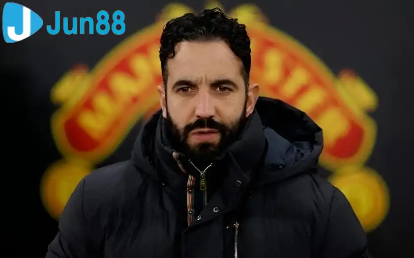 Ruben Amorim đứng trước áp lực bị sa thải tại MU (Ảnh: SkySport). Ruben Amorim đứng trước áp lực bị sa thải tại MU (Ảnh: SkySport).