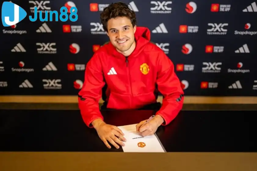 Lammens gia nhập Manchester United trong ngày cuối kỳ chuyển nhượng với mức phí 18 triệu Bảng từ Royal Antwer. Ảnh: The Sun. Lammens gia nhập Manchester United trong ngày cuối kỳ chuyển nhượng với mức phí 18 triệu Bảng từ Royal Antwer. Ảnh: The Sun.