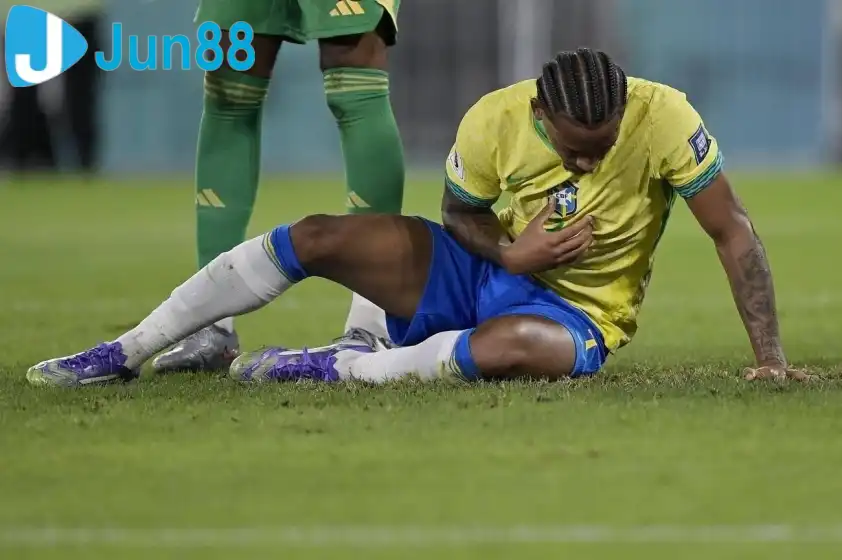 Pedro vẫn tiếp tục trận đấu sau sự cố. (Ảnh: Twitter) Pedro vẫn tiếp tục trận đấu sau sự cố. (Ảnh: Twitter)