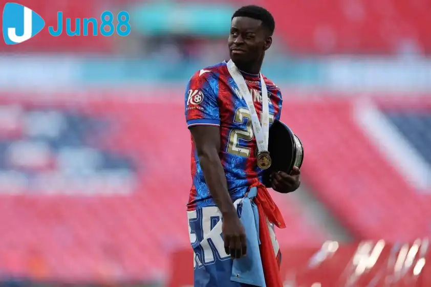 Marc Guehi từng rất gần Liverpool nhưng thương vụ lại đổ bể Marc Guehi từng rất gần Liverpool nhưng thương vụ lại đổ bể