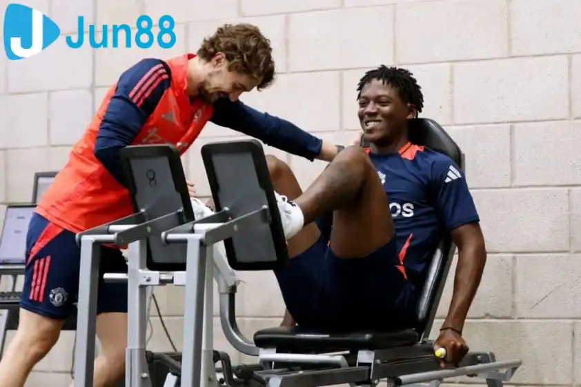 Mainoo đang tập luyện một mình sau khi bị loại khỏi đội tuyển Anh (Ảnh: The Sun). Mainoo đang tập luyện một mình sau khi bị loại khỏi đội tuyển Anh (Ảnh: The Sun).