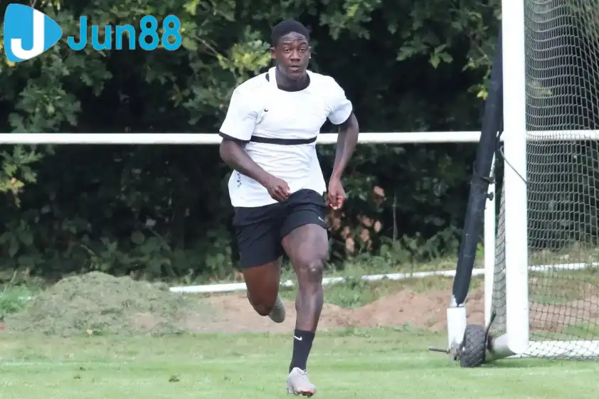 Mainoo có vẻ như dày mình hơn (Ảnh: The Sun). Mainoo có vẻ như dày mình hơn (Ảnh: The Sun).