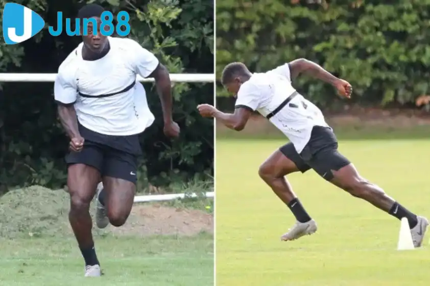 Tiền vệ này đang nỗ lực chen chân vào kế hoạch của HLV Ruben Amorim (Ảnh: The Sun). Tiền vệ này đang nỗ lực chen chân vào kế hoạch của HLV Ruben Amorim (Ảnh: The Sun).