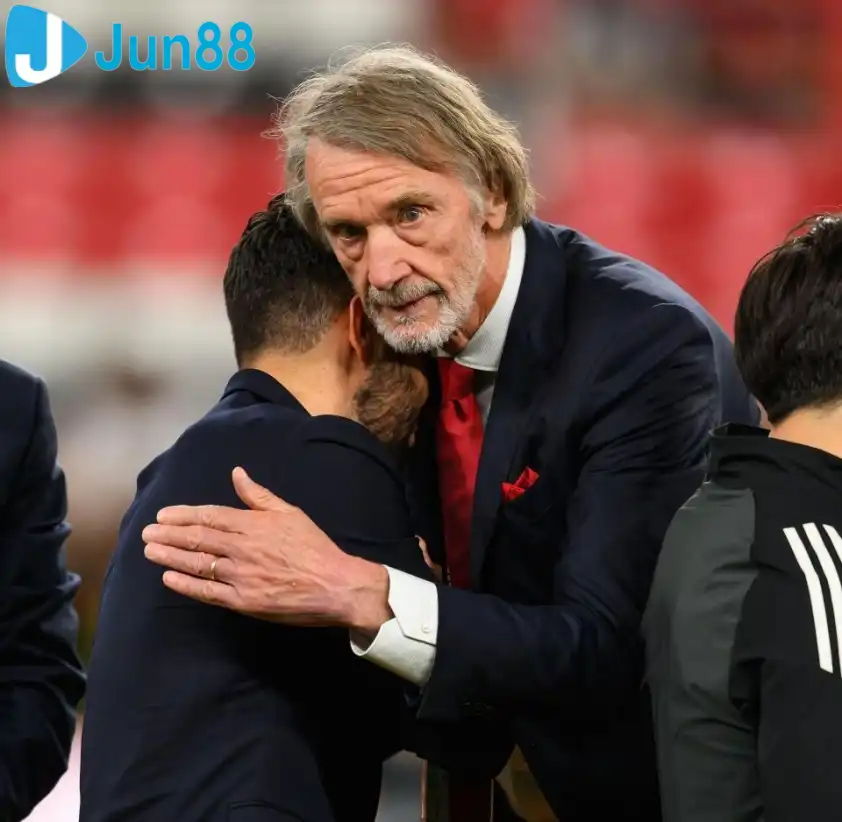 Sir Jim Ratcliffe đang tìm kiếm những phương án để giúp Manchester United gia tăng nguồn thu. Ảnh: Alamy. Sir Jim Ratcliffe đang tìm kiếm những phương án để giúp Manchester United gia tăng nguồn thu. Ảnh: Alamy.