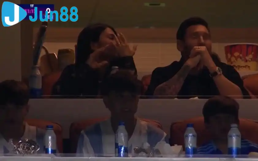 Messi ngồi trên khán đài xem các đồng đội thi đấu Messi ngồi trên khán đài xem các đồng đội thi đấu