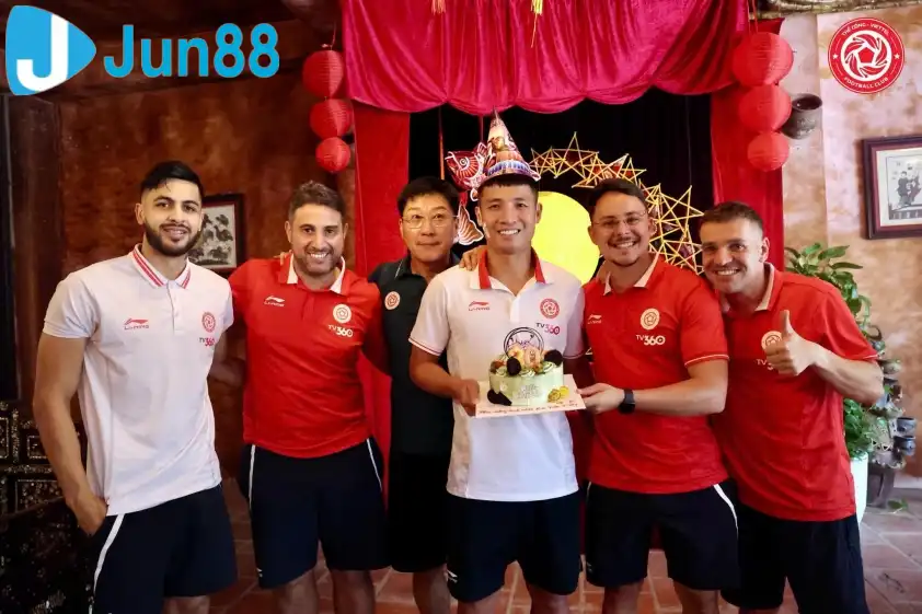 Bùi Tiến Dũng đón sinh nhật tuổi 30 cùng ban huấn luyện và đồng đội Thể Công Viettel (Ảnh:TCVL) Bùi Tiến Dũng đón sinh nhật tuổi 30 cùng ban huấn luyện và đồng đội Thể Công Viettel (Ảnh:TCVL)