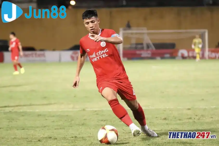 Trung vệ Bùi Tiến Dũng nhận thẻ đỏ đầu tiên trong sự nghiệp Trung vệ Bùi Tiến Dũng nhận thẻ đỏ đầu tiên trong sự nghiệp