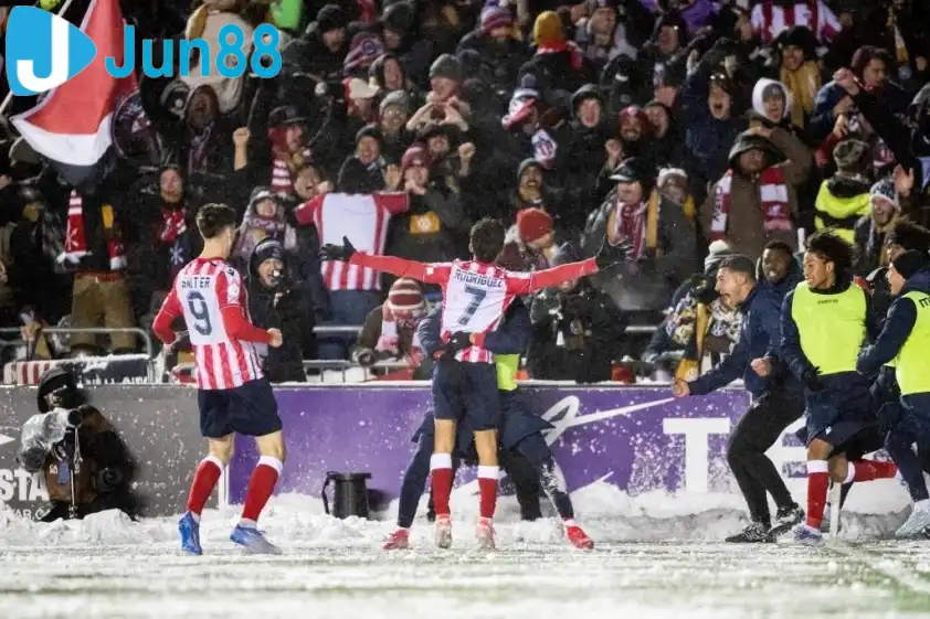 2 bàn thắng của Rodriquez làm nổ tung cả khán đài. (Ảnh: AP) 2 bàn thắng của Rodriquez làm nổ tung cả khán đài. (Ảnh: AP)