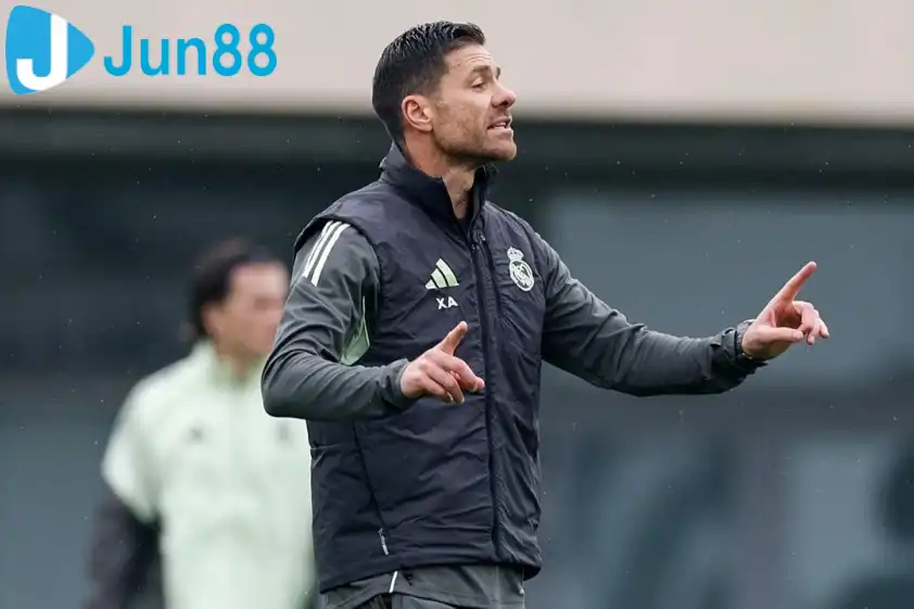 HLV Xabi Alonso thấu hiểu quyết định của Mbappe khi nhường penalty cho Vinicius (Ảnh: CLB) HLV Xabi Alonso thấu hiểu quyết định của Mbappe khi nhường penalty cho Vinicius (Ảnh: CLB)