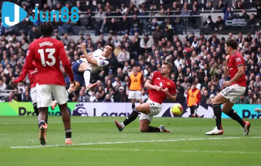 Tottenham và Man Utd chia điểm trong trận cầu kịch tính tại London Tottenham và Man Utd chia điểm trong trận cầu kịch tính tại London